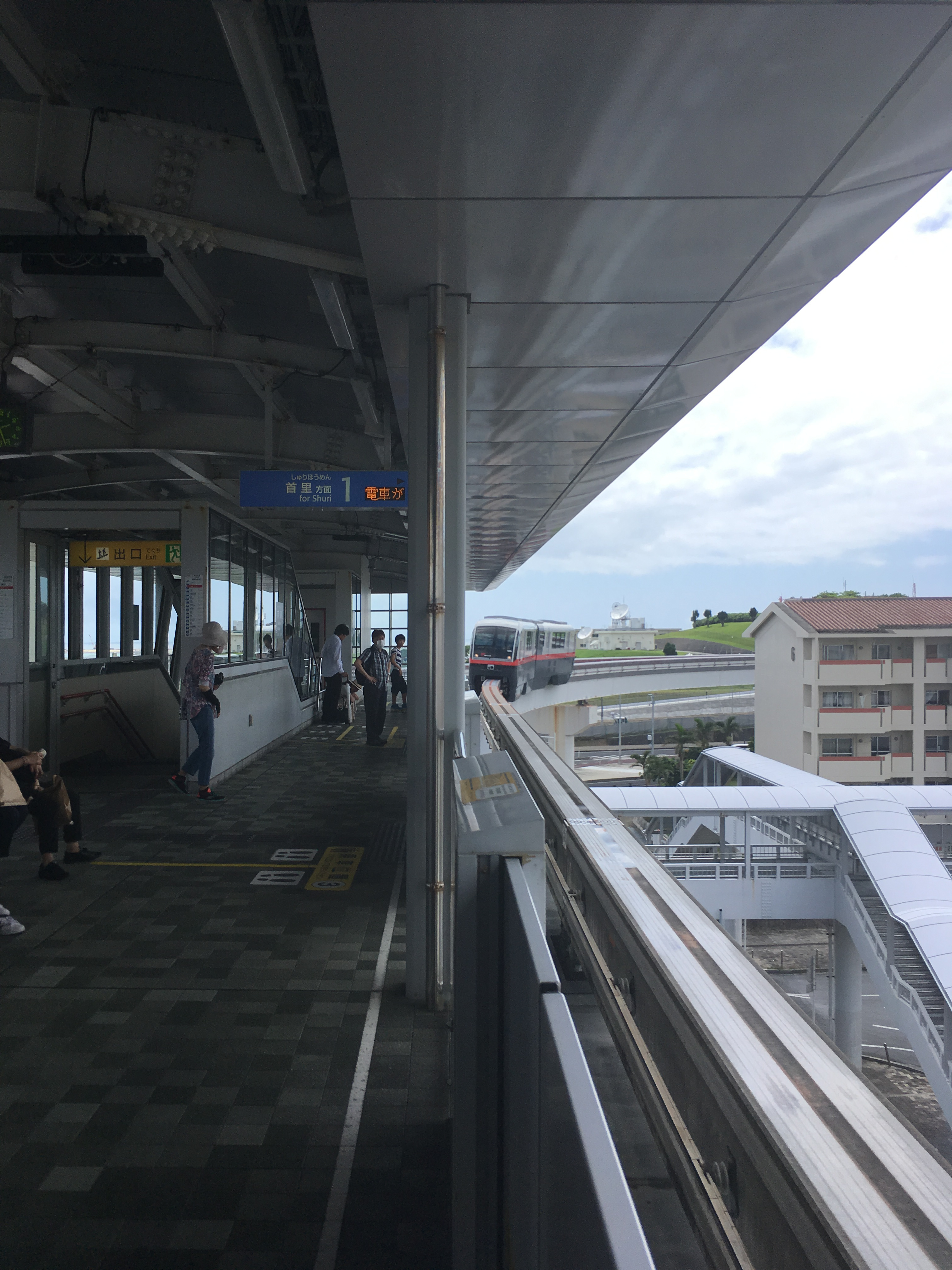 沖縄都市モノレール線　赤嶺駅からの風景